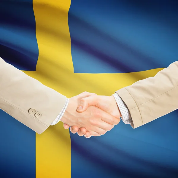 Stretta di mano degli uomini d'affari con la bandierina su priorità bassa - Svezia — Foto Stock