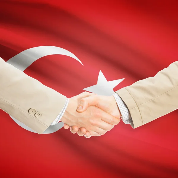 Stretta di mano degli uomini d'affari con la bandierina su priorità bassa - Turchia — Foto Stock