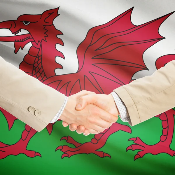 Unternehmer-Handshakes mit Flagge auf Hintergrund - Wales — Stockfoto