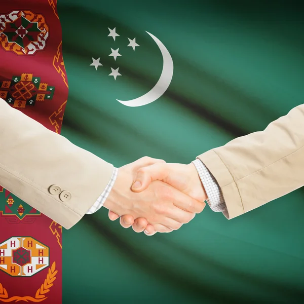 Предприниматели рукопожатие с флагом на фоне - Туркменистан — стоковое фото