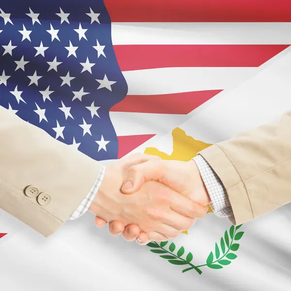 Zakenlieden handdruk - Verenigde Staten en Cyprus — Stockfoto