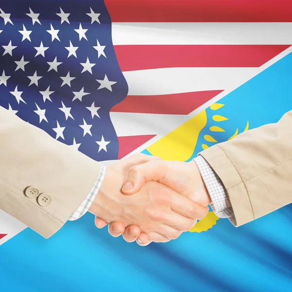 Podnikatelé handshake - USA a Kazachstán — Stock fotografie