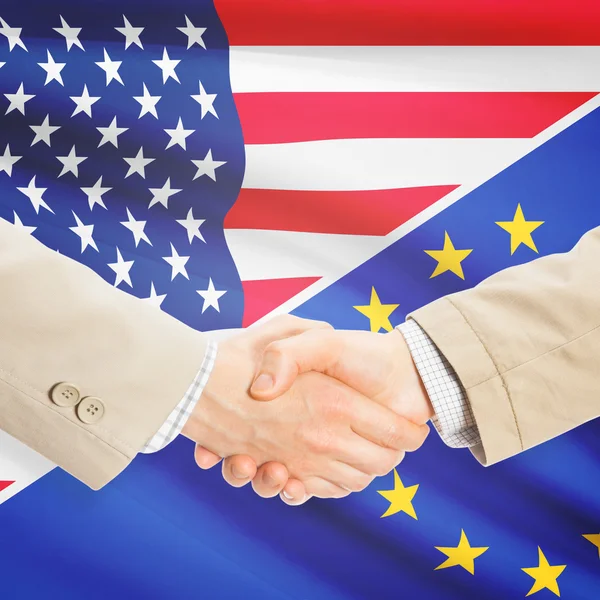 Apretón de manos de hombres de negocios - Estados Unidos y la Unión Europea — Foto de Stock