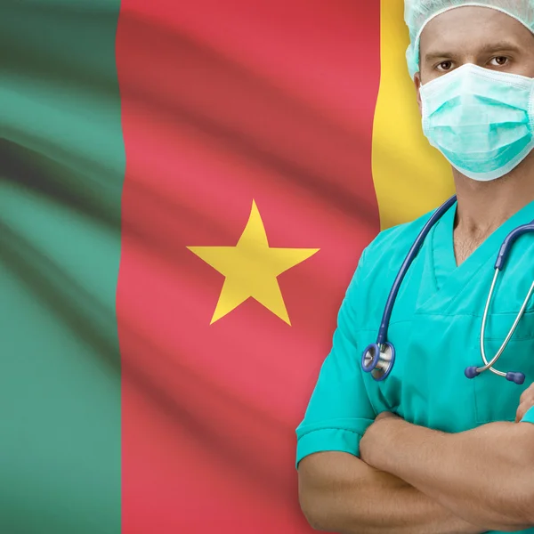 Cirurgião com bandeira na série de fundo - Camarões — Fotografia de Stock