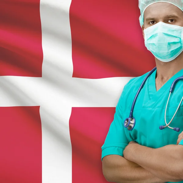 Хірург з прапором на тлі серії - Данія — стокове фото
