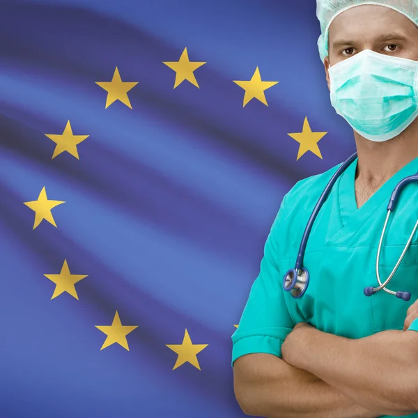 Χειρουργός με σημαία επάνω σε φόντο σειρά - Ευρωπαϊκή Ένωση - ΕΕ — Φωτογραφία Αρχείου