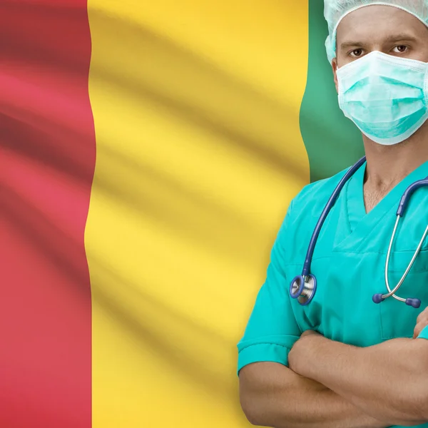 Kirurg med flaggan på bakgrunden serien - Guinea — Stockfoto