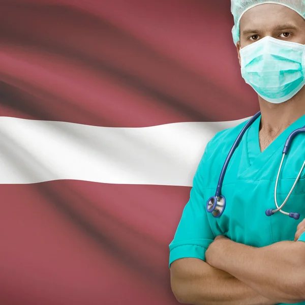 Хирург с флагом на фоне серии - Латвия — стоковое фото
