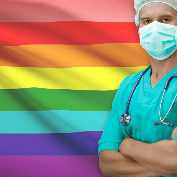 Хірург з прапором на тлі серії - ЛГБТ людей — стокове фото