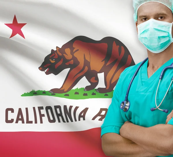 Chirurg s námi státy vlajky na pozadí řady - Kalifornie — Stock fotografie