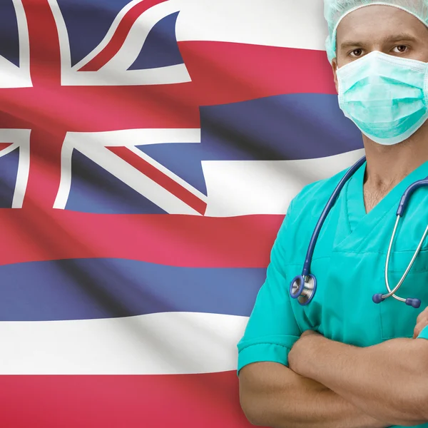 Chirurg s námi státy vlajky na pozadí řady - Hawaii — Stock fotografie