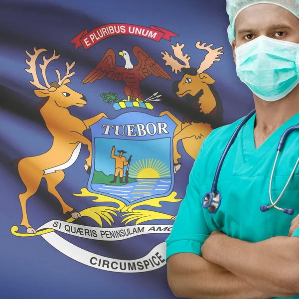 Chirurg s námi státy vlajky na pozadí řady - Michigan — Stock fotografie