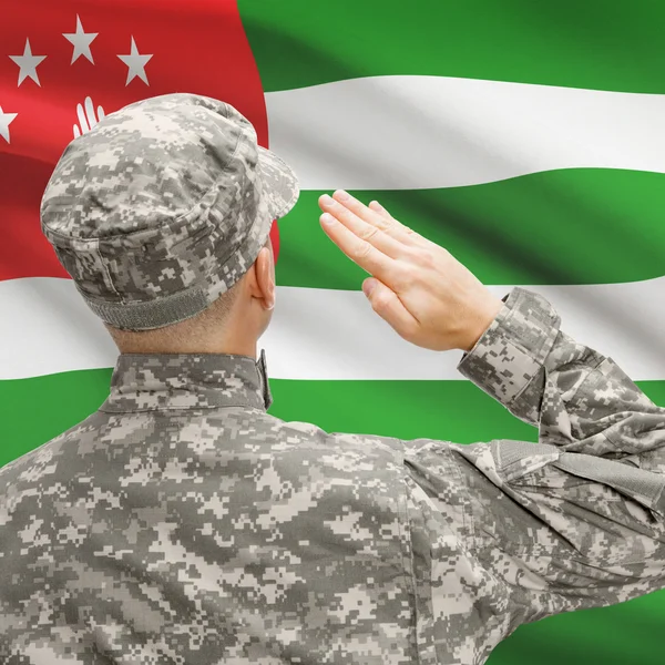 Soldado en sombrero ante serie de bandera nacional - Abjasia — Foto de Stock