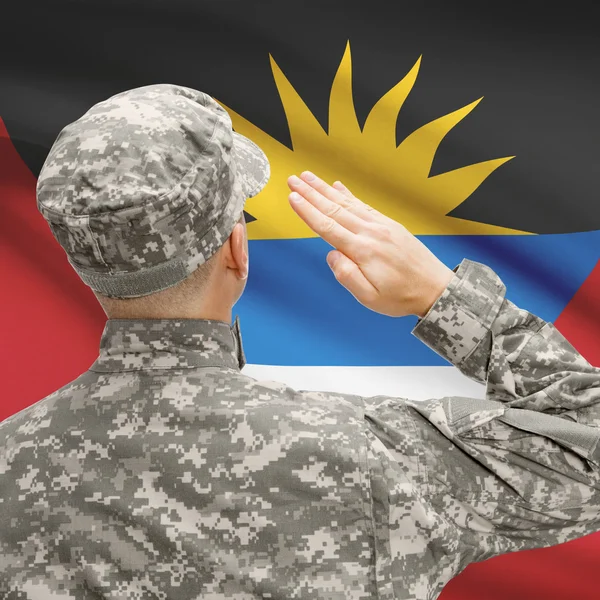 Soldaat in hoed geconfronteerd met nationale vlag serie - Antigua en Barbuda — Stockfoto