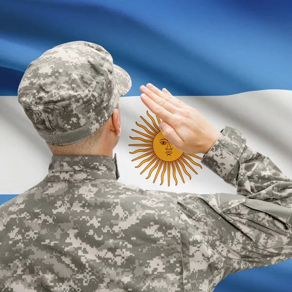 Soldat au chapeau face à la série des drapeaux nationaux - Argentine — Photo