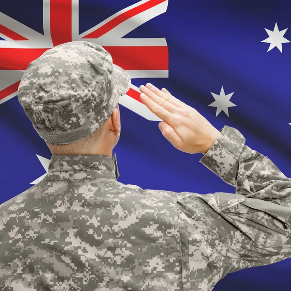 Soldat i hat inför nationella flagga rad - Australien — Stockfoto