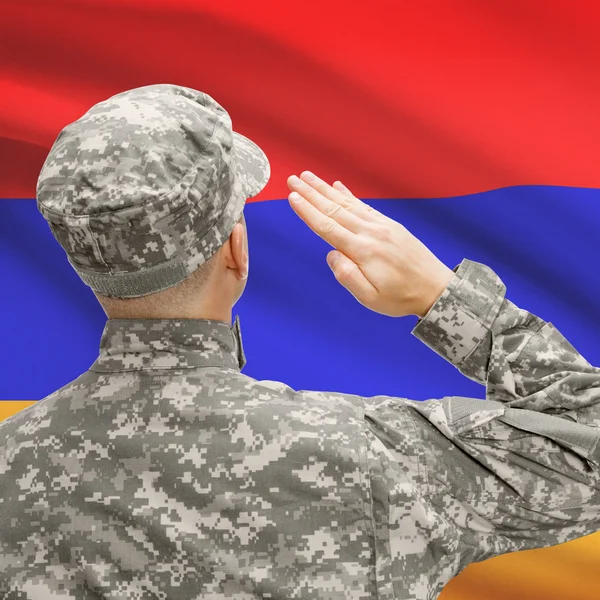 Soldado en sombrero ante serie de bandera nacional - Armenia — Foto de Stock