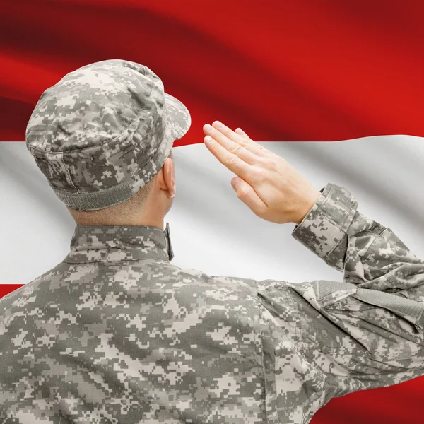 Soldat im Hut vor Nationalflagge Serie - Österreich — Stockfoto