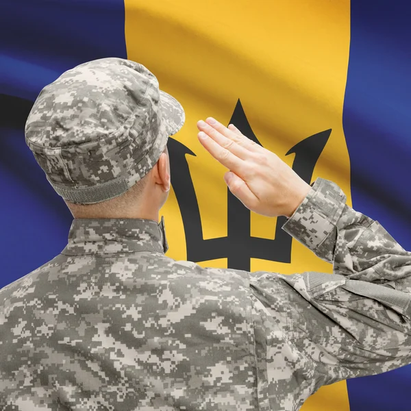 Żołnierz w kapeluszu w obliczu flagi narodowej serii - Barbados — Zdjęcie stockowe