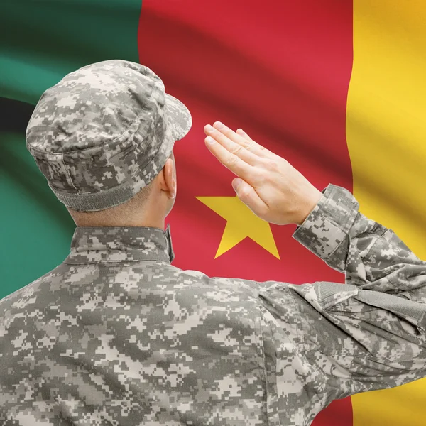 Żołnierz w kapeluszu w obliczu flagi narodowej serii - Kamerun — Zdjęcie stockowe