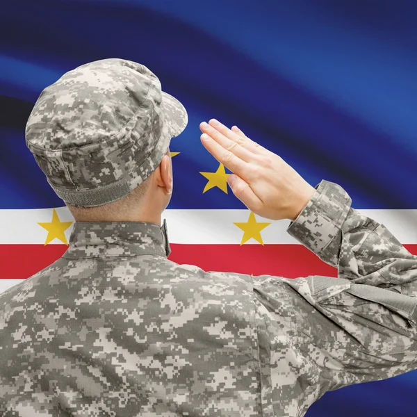 Soldaat in hoed geconfronteerd met nationale vlag serie - Cape Verde — Stockfoto