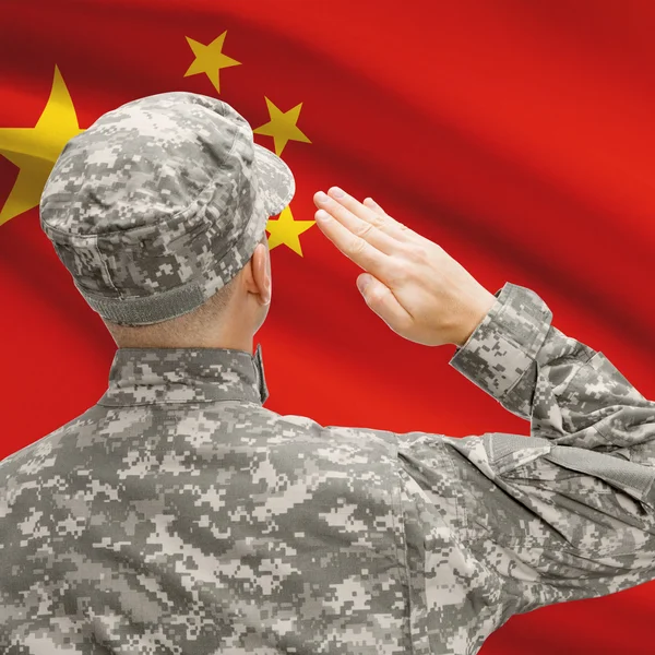 Soldado em chapéu virado para a série de bandeira nacional - China — Fotografia de Stock