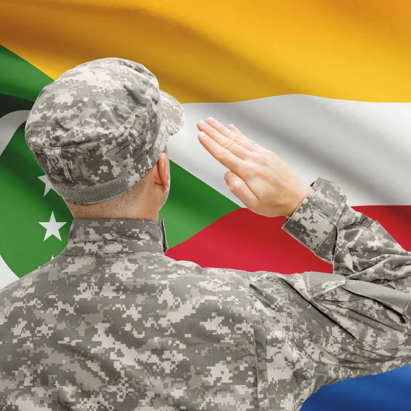 Soldado en sombrero ante serie de bandera nacional - Comoras — Foto de Stock