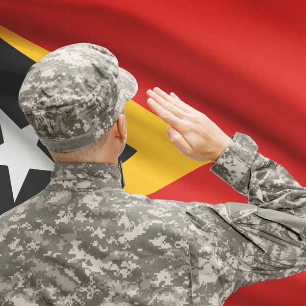 Soldaat in hoed geconfronteerd met nationale vlag serie - Oost-Timor — Stockfoto