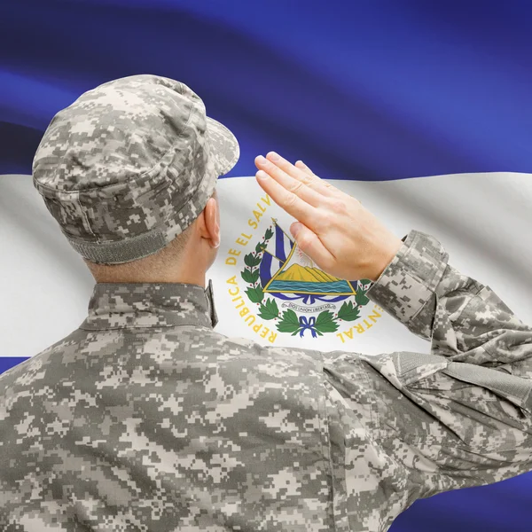 Soldaat in hoed geconfronteerd met nationale vlag serie - El Salvador — Stockfoto