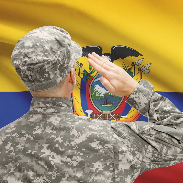 Soldat au chapeau face à la série des drapeaux nationaux - Equateur — Photo