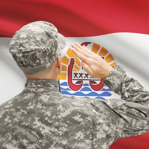 Soldaat in hoed geconfronteerd met nationale vlag serie - Frans-Polynesië — Stockfoto