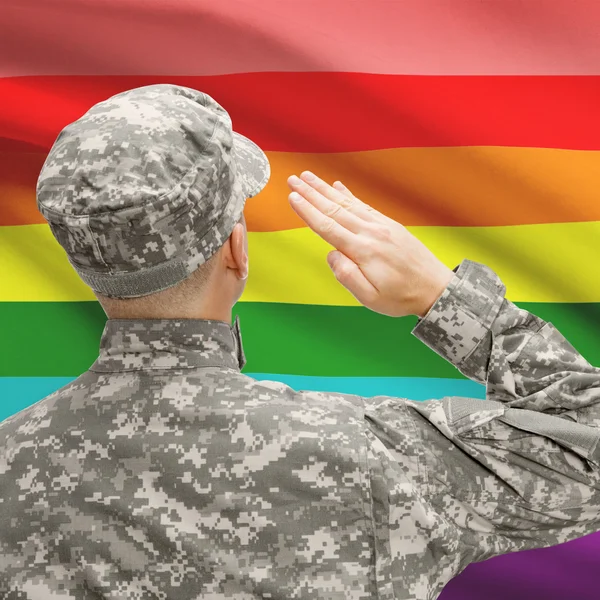 Soldado en sombrero ante serie de bandera nacional - bandera Lgbt — Foto de Stock