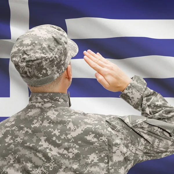 Soldat au chapeau face à la série des drapeaux nationaux - Grèce — Photo