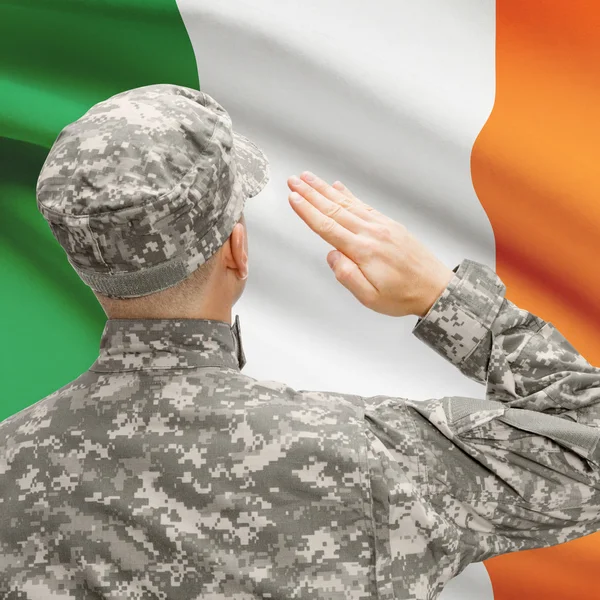 Soldat au chapeau face à la série des drapeaux nationaux - Irlande — Photo