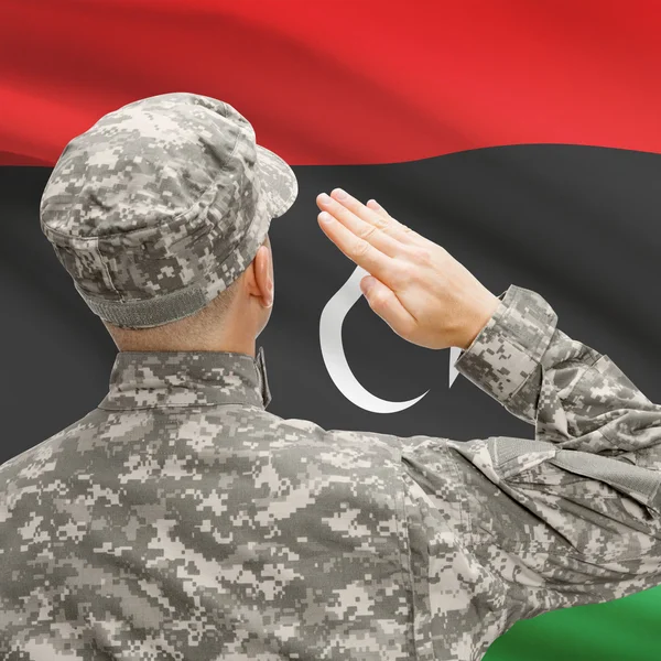 Στρατιώτης στο καπέλο που αντιμετωπίζει η εθνική σημαία σειρά - Λιβύη — Φωτογραφία Αρχείου