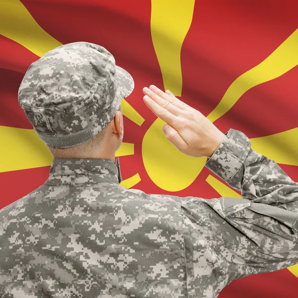 Soldado en sombrero ante serie de bandera nacional - Macedonia —  Fotos de Stock