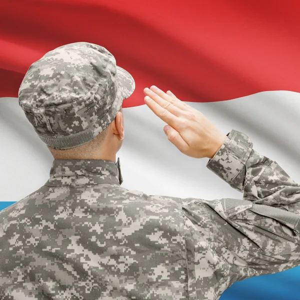 Soldaat in hoed geconfronteerd met nationale vlag serie - Luxemburg — Stockfoto