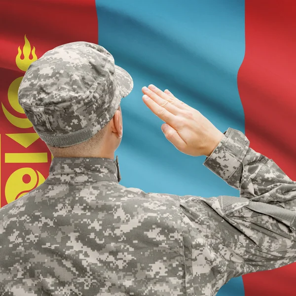Soldado en sombrero ante serie de bandera nacional - Mongolia —  Fotos de Stock