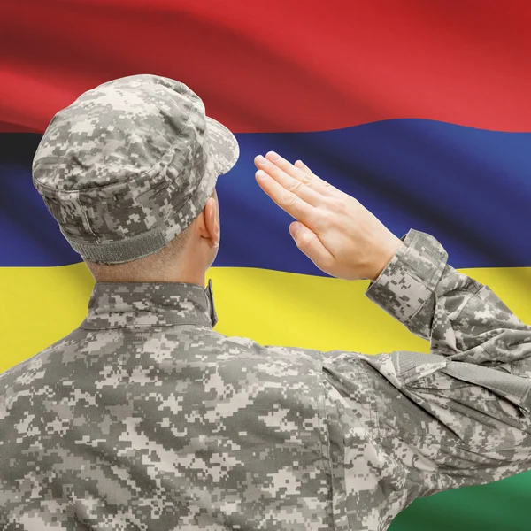 Soldat i hat inför nationella flagga rad - Mauritius — Stockfoto