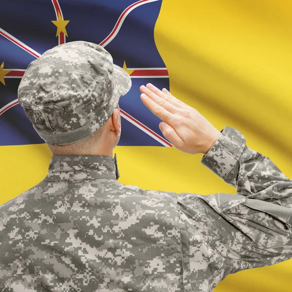 Soldaat in hoed geconfronteerd met nationale vlag serie - Niue — Stockfoto