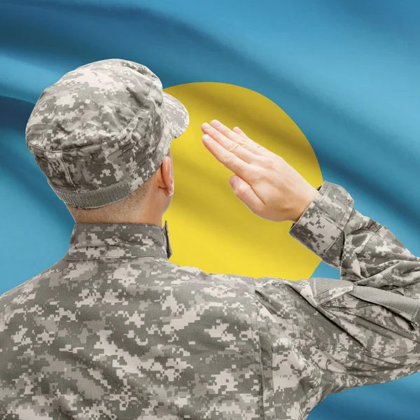 Soldaat in hoed geconfronteerd met nationale vlag serie - Palau — Stockfoto