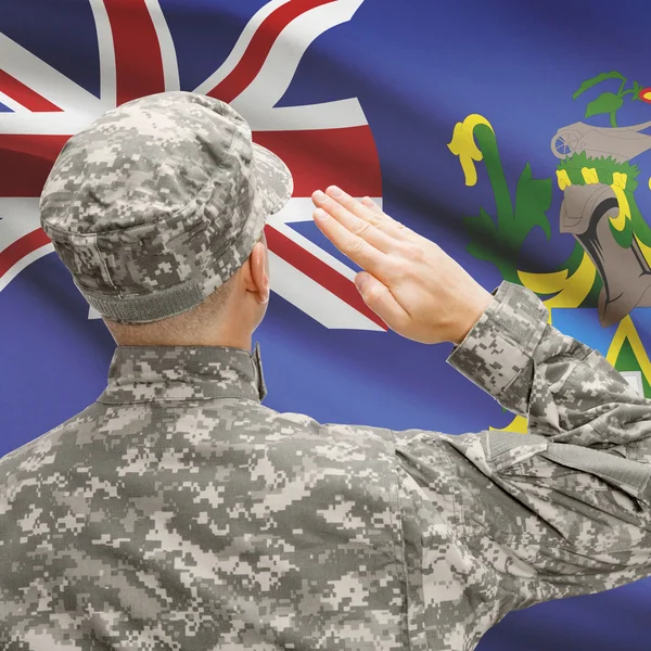 Солдат в шляпе, стоящие перед национальным флагом серии - острова Питкэрн — стоковое фото