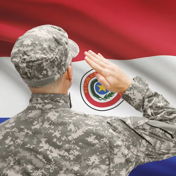 Soldado en sombrero ante serie de bandera nacional - Paraguay — Foto de Stock