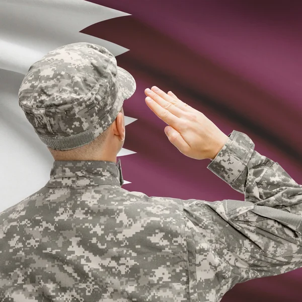 Солдат в шляпе, стоящие перед национальным флагом серии - Катар — стоковое фото