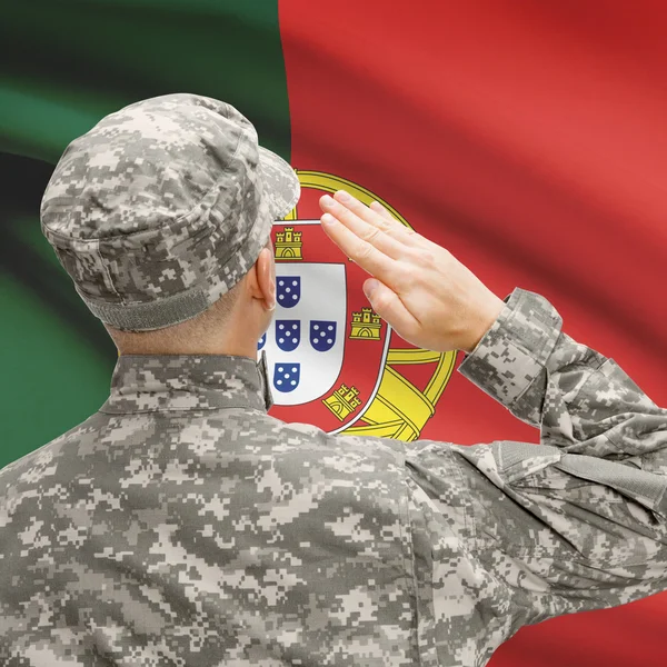 Soldat i hat inför nationella flagga rad - Portugal — Stockfoto