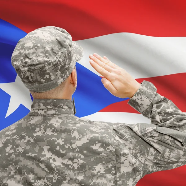 Soldaat in hoed geconfronteerd met nationale vlag serie - Puerto Rico — Stockfoto