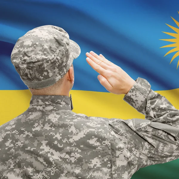 Soldado en sombrero ante serie de bandera nacional - Rwanda — Foto de Stock