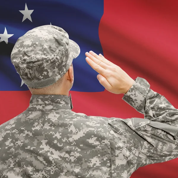 Soldado en sombrero ante serie de bandera nacional - Samoa — Foto de Stock