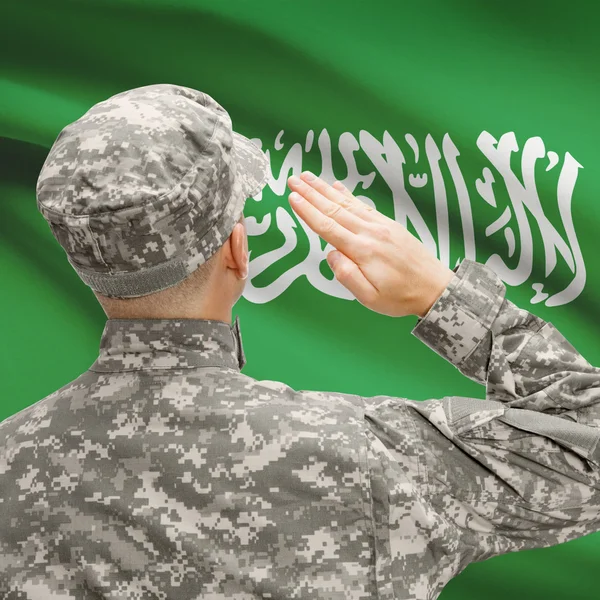 Солдат в шляпе, стоящие перед национальным флагом серии - Саудовская Аравия — стоковое фото