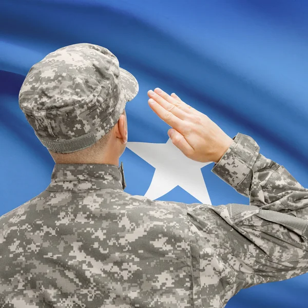 Soldado en sombrero ante serie de bandera nacional - Somalia — Foto de Stock